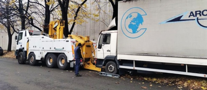 Rimosso un grosso camion abbandonato