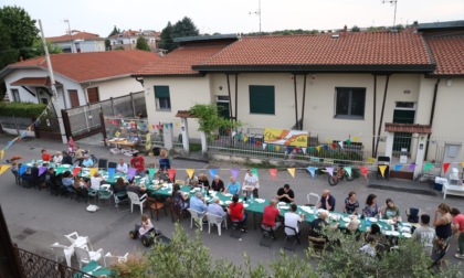 Vicini in festa: la loro via si trasforma in una sala da pranzo per 60 persone