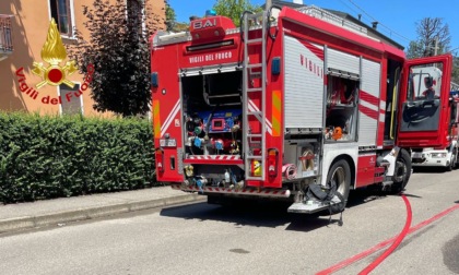 Fiamme in appartamento: dodici famiglie evacuate ma nessun ferito