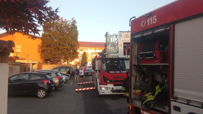 Paura in un giardino condominiale: albero prende fuoco, nessun ferito