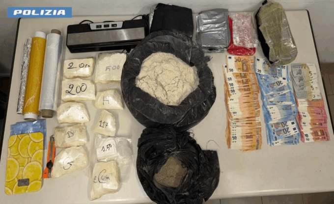 In casa nascondeva mezzo chilo di cocaina