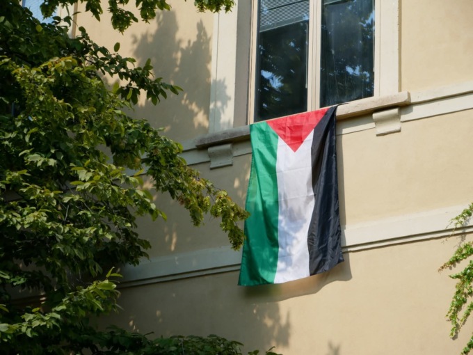 Bandiera palestinese alla finestra del sindaco