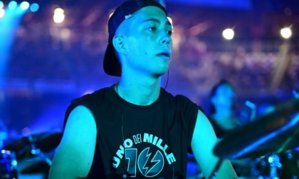 Alessandro Monti tra i musicisti al concerto dei Rockin'1000
