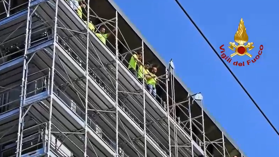 Operai protestano dal settimo piano