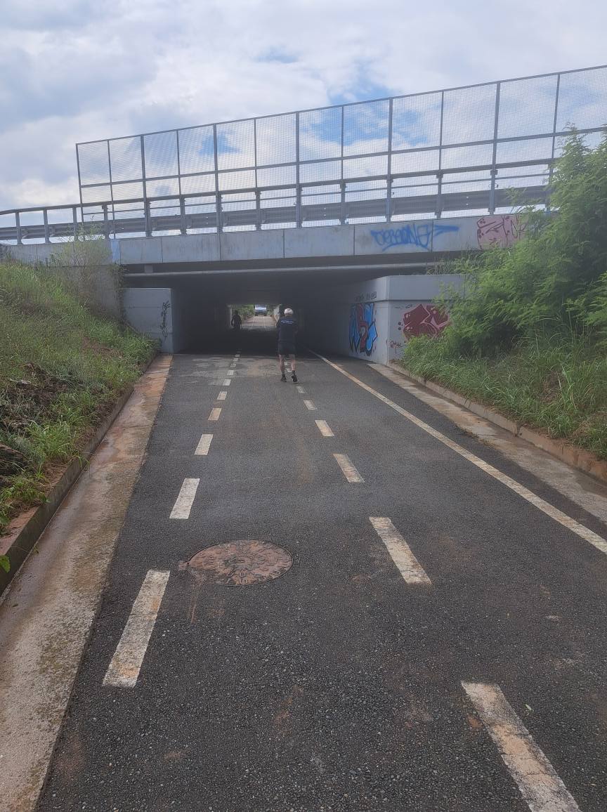 Ossona vandalismo balla di fieno nel canale 6
