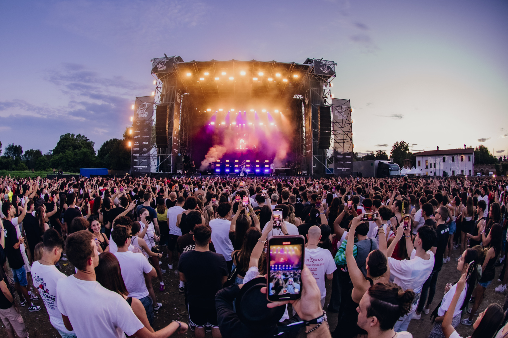 Il Rugby Sound e Legnano sono stati travolti dal rap di Guè che ha animato il venerdì sera della manifestazione Artie5 x stampa-11