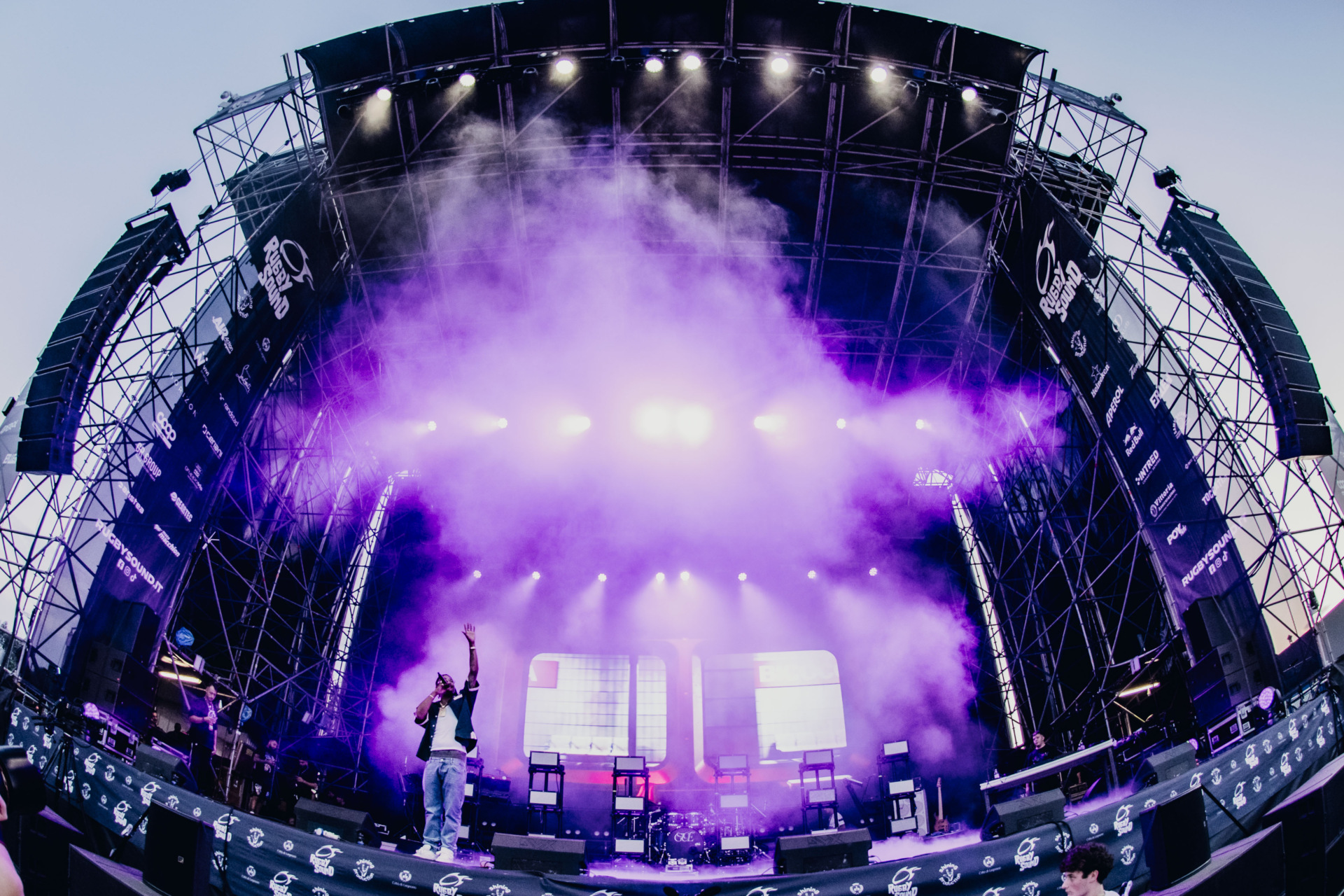 Il Rugby Sound e Legnano sono stati travolti dal rap di Guè che ha animato il venerdì sera della manifestazione
