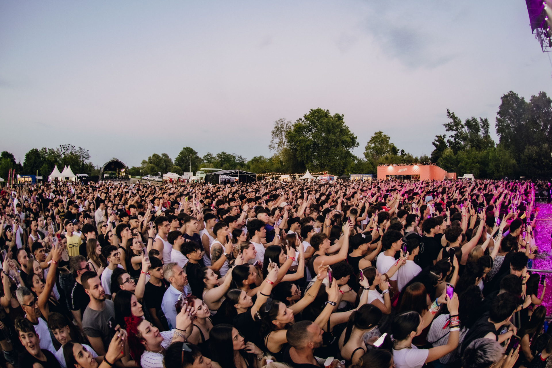 Il Rugby Sound e Legnano sono stati travolti dal rap di Guè che ha animato il venerdì sera della manifestazione Artie5 x stampa-4
