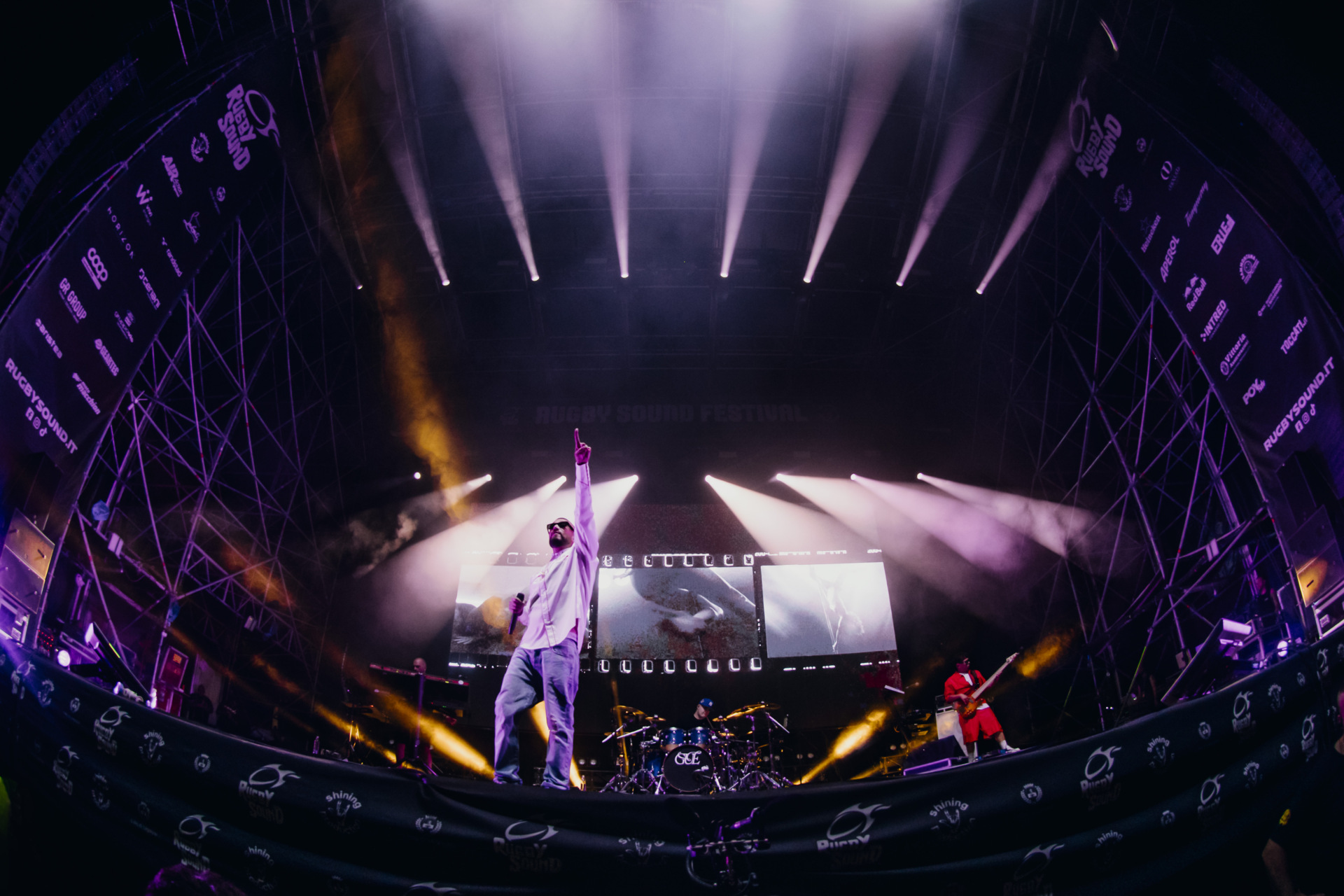 Il Rugby Sound e Legnano sono stati travolti dal rap di Guè che ha animato il venerdì sera della manifestazione Gue x stampa-3