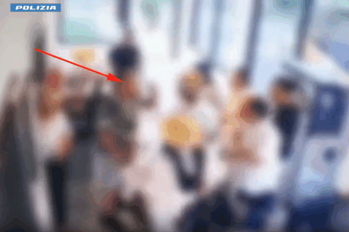 Ruba i bagagli ai turisti: arrestato 37enne