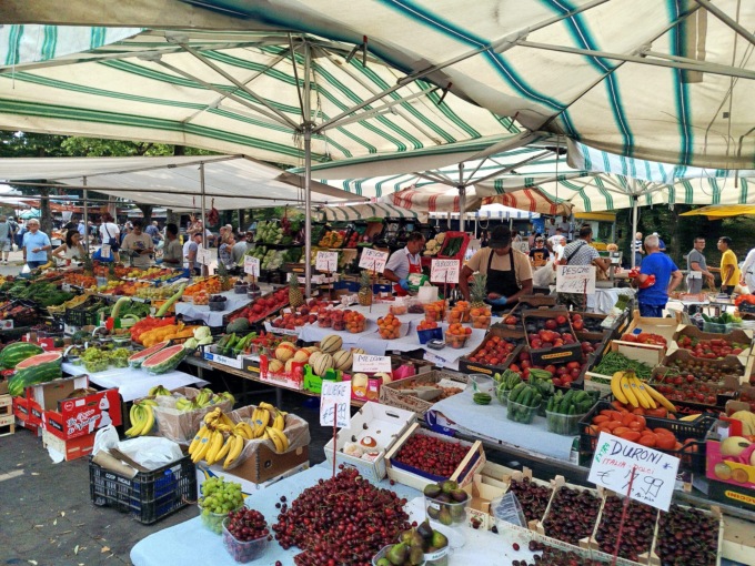 Nuovi orari per il mercato: acquisti solo fino alle 14