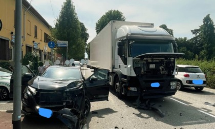 Folle fuga in città, si schianta contro un camion