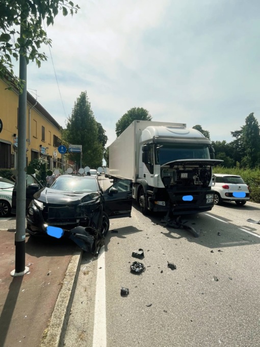 Folle fuga in città, si schianta contro un camion