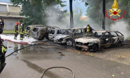 Auto in fiamme nel cortile di un palazzo