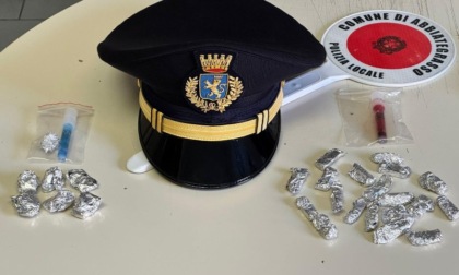 Fermato e denunciato per spaccio dalla Polizia locale