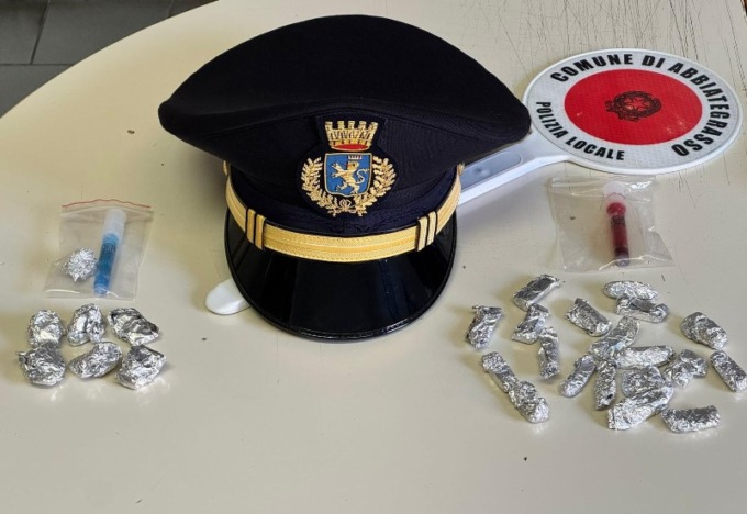Fermato e denunciato per spaccio dalla Polizia locale