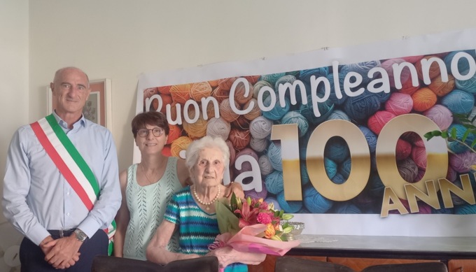 Omaggio floreale del sindaco per i 100 anni di Lidia