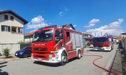 Box in fiamme, nella palazzina arrivano i pompieri