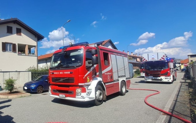 Box in fiamme, nella palazzina arrivano i pompieri