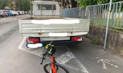 Multato a 8 anni, in bici contro un camion