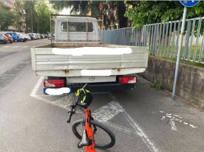 Multato a 8 anni, in bici contro un camion