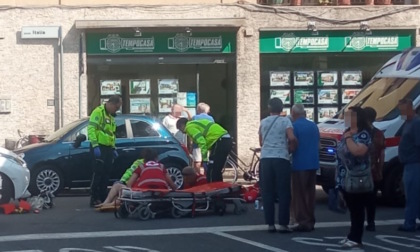 Investita in piazza mentre era in bici: anziana in ospedale