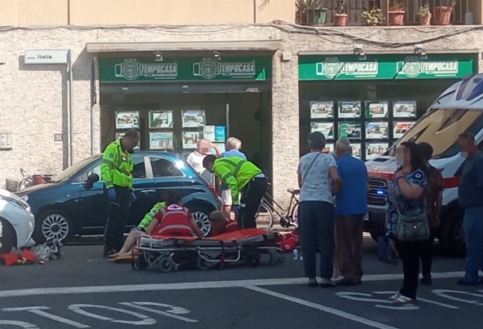 Investita in piazza mentre era in bici: anziana in ospedale