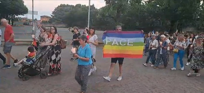 In 500 alla fiaccolata silenziosa per la pace: "No al cattivismo, sì alla fraternità"