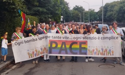In 500 alla fiaccolata silenziosa per la pace: "No al cattivismo, sì alla fraternità"
