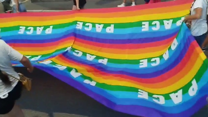 In 500 alla fiaccolata silenziosa per la pace: "No al cattivismo, sì alla fraternità"