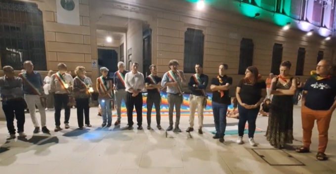 In 500 alla fiaccolata silenziosa per la pace: "No al cattivismo, sì alla fraternità"