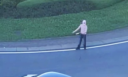 Cammina con una accetta affilata e minaccia  la folla