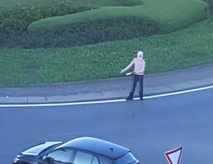 Cammina con una accetta affilata e minaccia  la folla