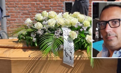 Fiori bianchi e commozione per l'ultimo saluto a Marco Gianazza