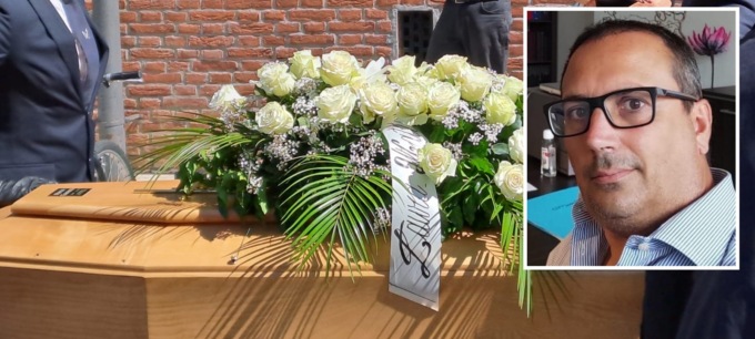 Fiori bianchi e commozione per l’ultimo saluto a Marco Gianazza