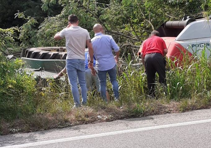 Trattore si ribalta e finisce nel fossato, agricoltore estratto dai pompieri. Atterra anche l’elisoccorso