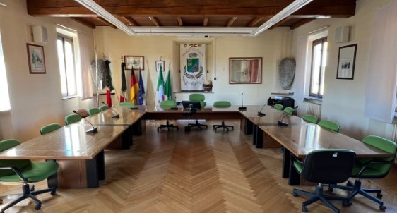 Sala consiliare  rinnovata e tecnologica