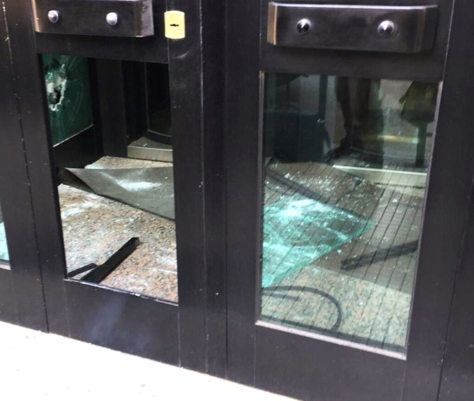 Vandali attaccano la banca e le auto in sosta