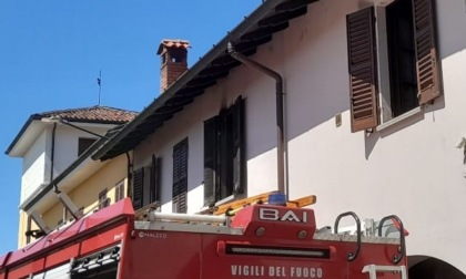 Incendio in una casa, salvato anche un gatto. Ma il cane non ce l'ha fatta