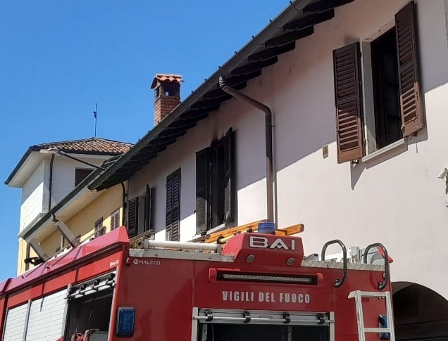 Incendio in una casa, salvato anche un gatto. Ma il cane non ce l’ha fatta