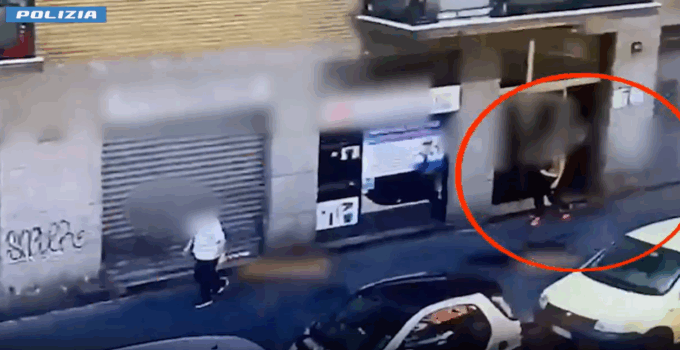 Strappano la collanina ad un anziano: fermati due diciannovenni