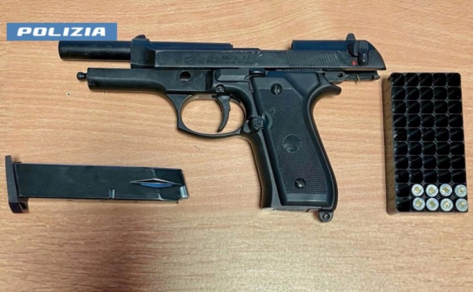 Con una pistola scacciacani sul treno: denunciato 21enne