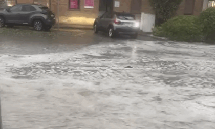Un fiume di acqua e ghiaccio per le strade del centro