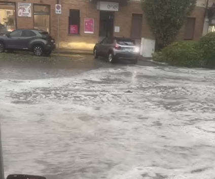 Un fiume di acqua e ghiaccio per le strade del centro