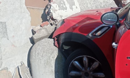 Con l'auto finisce contro il muro della chiesa: donna in ospedale