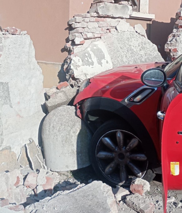 Con l’auto finisce contro il muro della chiesa: donna in ospedale