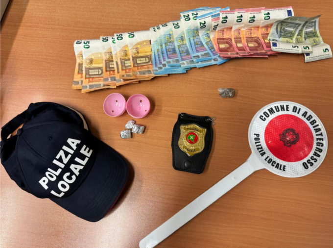 Spaccio di droga, 22enne arrestato in flagranza: sequestrate alcune dosi e 600 euro