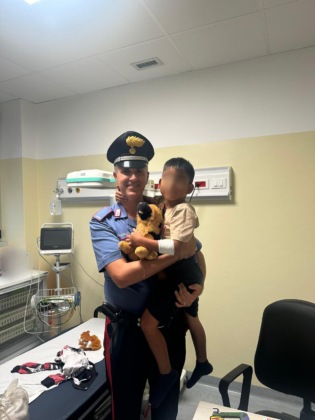 Bambino si allontana da casa, sale su un autobus e poi viene investito: recuperato dai carabinieri