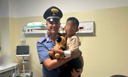Bambino si allontana da casa, sale su un autobus e poi viene investito: recuperato dai carabinieri