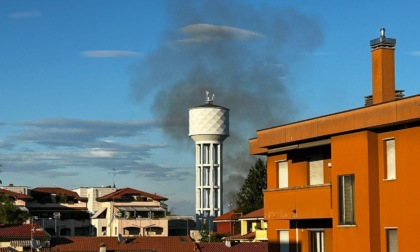 In fiamme una baracca a fianco dell'isola ecologica
